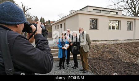 14 gennaio 2019, il Land Turingia, Weimar: Hellmut Seemann (r-l), Presidente della Klassik Stiftung Weimar, Marlis Grönwald, ultimo occupante del modello di casa "Am Horn', Dieter Bauhaus, presidente del consiglio di amministrazione della Sparkasse Mittelthüringen e Claudia Kolb, capo del reparto di costruzione della città di Weimar, stare insieme nella parte anteriore dell'edificio per una foto di gruppo. La casa "Am Horn' è stato consegnato dalla città di Weimar per la Klassik Stiftung Weimar. Essa è stata progettata dal maestro del Bauhaus Georg Muche e eretto per la prima grande mostra e fiera Bauhaus nel 1923 con il suppo Foto Stock