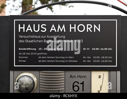 14 gennaio 2019, il Land Turingia, Weimar: il modello di casa "Am Horn' è stato consegnato dalla città di Weimar per la Klassik Stiftung Weimar. La casa "Am Horn' è stato progettato dal maestro Bauhaus Georg Muche e costruito per la prima grande mostra e fiera Bauhaus nel 1923 con il supporto di Walter Gropius' ufficio architettonico. È stato un Sito Patrimonio Mondiale dell'Unesco dal 1996. In futuro la Klassik Stiftung manterrà la costruzione e di presentarlo al pubblico. Foto: Martin Schutt/dpa-Zentralbild/dpa Foto Stock