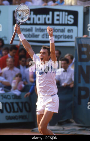 Parigi, Grossbritannien. 09Nov, 2018. Ivan Lendl, CSSR, CZE, giocatore di tennis, cheers dopo il successo del match ball, vincitore, giubilo, gioia, al 1984 French Open di tennis a Parigi, 10.06.1984. | Utilizzo di credito in tutto il mondo: dpa/Alamy Live News Foto Stock