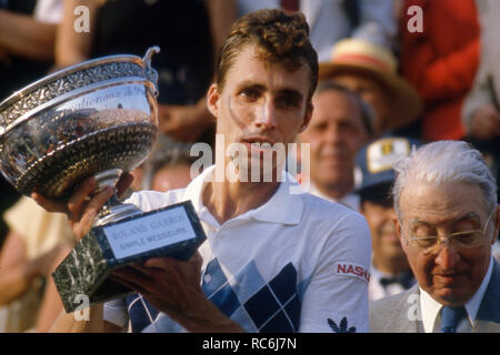 Parigi, Grossbritannien. 09Nov, 2018. Ivan Lendl, CSSR, CZE, giocatore di tennis, con il trofeo, cerimonia di premiazione, giubilo, gioia, al 1984 French Open di tennis a Parigi, 10.06.1984. | Utilizzo di credito in tutto il mondo: dpa/Alamy Live News Foto Stock