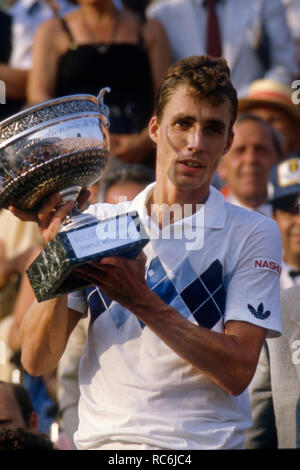 Parigi, Grossbritannien. 09Nov, 2018. Ivan Lendl, CSSR, CZE, giocatore di tennis, con il trofeo, cerimonia di premiazione, giubilo, gioia, al 1984 French Open di tennis a Parigi, 10.06.1984. | Utilizzo di credito in tutto il mondo: dpa/Alamy Live News Foto Stock