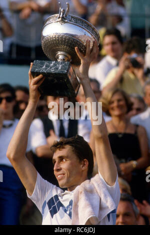 Parigi, Grossbritannien. 09Nov, 2018. Ivan Lendl, CSSR, CZE, giocatore di tennis, con il trofeo, cerimonia di premiazione, giubilo, gioia, al 1984 French Open di tennis a Parigi, 10.06.1984. | Utilizzo di credito in tutto il mondo: dpa/Alamy Live News Foto Stock