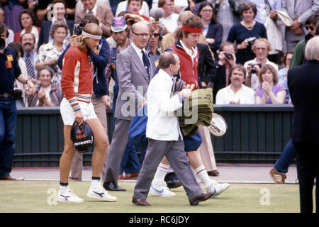 John McENROE, (Mc Enroe) (sinistra), USA e Bjoern BORG, SWE Svezia, si fronteggiano in finale nel 1980, entrambi i giocatori che entrano nel centro corte, 03.07.1980, prima che il gioco. | Utilizzo di tutto il mondo Foto Stock