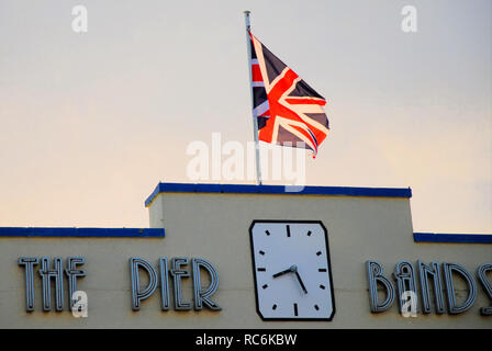 Weymouth. 14 gennaio 2019. Una Unione Britannica bandiera ( Unione Jack ) vola nel sole mattutino su Weymouth's Art Deco Pier Bandstand Credito: stuart fretwell/Alamy Live News Foto Stock