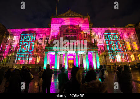 Birmingham, Regno Unito. 14 gennaio, 2019. Birmingham festeggia i suoi 130 anni di esistenza come una città del Regno Unito con una performance di danza e di proiezione digitale su il consiglio cittadino facciata di Casa. Foto Stock