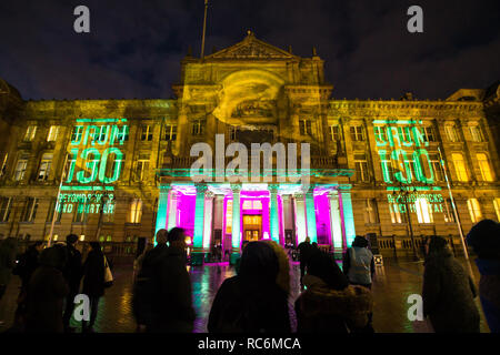 Birmingham, Regno Unito. 14 gennaio, 2019. Birmingham festeggia i suoi 130 anni di esistenza come una città del Regno Unito con una performance di danza e di proiezione digitale su il consiglio cittadino facciata di Casa. Foto Stock