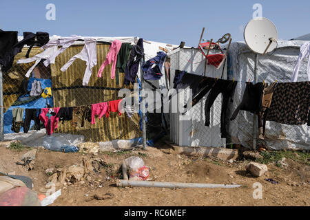 13 gennaio 2019 - Libano - i vestiti sono a sinistra per appendere in un informale insediamento di rifugiati, uno dei tanti che costellano la valle di Bekaa..Storm Norma colpite migliaia di profughi siriani che vivono in condizioni precarie in Libano Bekaa valley. Ora sono costretti di essere preparato per un altro dalla tempesta che si avvicina. (Credito Immagine: © Adib Chowdhury/SOPA immagini via ZUMA filo) Foto Stock