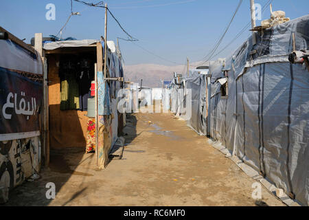 13 gennaio 2019 - LIBANO - Un informale campo profughi nella valle della Bekaa che è stata colpita dai recenti danni provocati dalla tempesta..Storm Norma colpite migliaia di profughi siriani che vivono in condizioni precarie in Libano Bekaa valley. Ora sono costretti di essere preparato per un altro dalla tempesta che si avvicina. (Credito Immagine: © Adib Chowdhury/SOPA immagini via ZUMA filo) Foto Stock