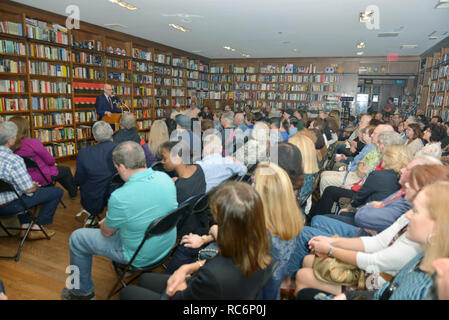 CORAL GABLES, FL - gennaio 12: Autore Brad Meltzer parla e segni copie del suo nuovo libro "Il primo complotto: il segreto complotto per uccidere George Washington' a libri e libri Coral Gables on gennaio 12, 2019 in Coral Gables, Florida. Credito: MPI10 / MediaPunch Foto Stock