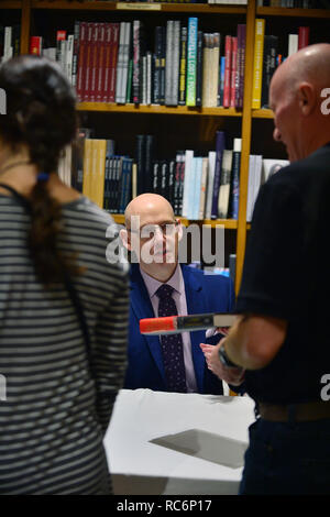 CORAL GABLES, FL - gennaio 12: Autore Brad Meltzer parla e segni copie del suo nuovo libro "Il primo complotto: il segreto complotto per uccidere George Washington' a libri e libri Coral Gables on gennaio 12, 2019 in Coral Gables, Florida. Credito: MPI10 / MediaPunch Foto Stock