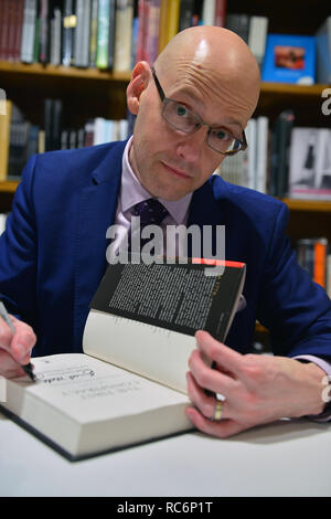 CORAL GABLES, FL - gennaio 12: Autore Brad Meltzer parla e segni copie del suo nuovo libro "Il primo complotto: il segreto complotto per uccidere George Washington' a libri e libri Coral Gables on gennaio 12, 2019 in Coral Gables, Florida. Credito: MPI10 / MediaPunch Foto Stock