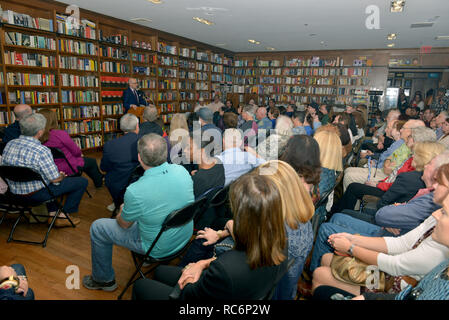 CORAL GABLES, FL - gennaio 12: Autore Brad Meltzer parla e segni copie del suo nuovo libro "Il primo complotto: il segreto complotto per uccidere George Washington' a libri e libri Coral Gables on gennaio 12, 2019 in Coral Gables, Florida. Credito: MPI10 / MediaPunch Foto Stock