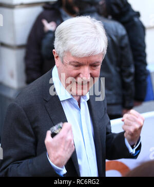 Il direttore generale della BBC Tony Hall fuori Wogan House di Londra il giorno di Zoe palla di prima mattina che ospita la BBC Radio 2 colazione spettacolo. Foto Stock