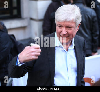Il direttore generale della BBC Tony Hall fuori Wogan House di Londra il giorno di Zoe palla di prima mattina che ospita la BBC Radio 2 colazione spettacolo. Foto Stock
