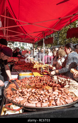 Campillos, Malaga, Spagna. Prosciutto e salumi la fiera. Grandi pentole di salsicce, chorizo e altra carne di maiale prodotti correlati sono serviti a molti visitatori Foto Stock