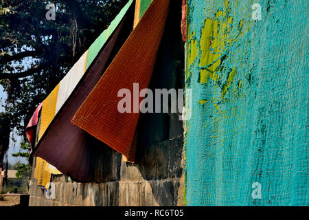 Tappeti e coperte colorate esposte sulla riva del fiume Krishna e Venna, vicino al tempio Dakshi Kashi Shiv, Mahuli Sangam, Maharashtra, India Foto Stock