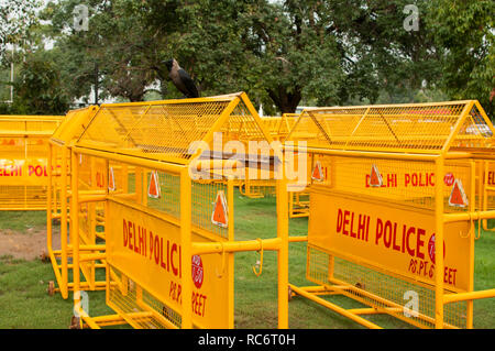 Delhi, Haryana / India - 26 Luglio 2011: un corvo seduto su un recinto della polizia di Delhi. Foto Stock