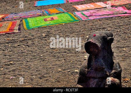 Tappeti e coperte colorate esposte sulla riva del fiume Krishna e Venna, vicino al tempio Dakshi Kashi Shiv, Mahuli Sangam, Maharashtra, India Foto Stock