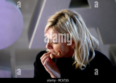 Zoe palla fuori Wogan House di Londra dopo la sua prima mattina che ospita la BBC 2 colazione spettacolo. Foto Stock