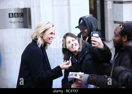 Zoe sfera (sinistra) incontra tifosi fuori Wogan House di Londra dopo la sua prima mattina che ospita la BBC 2 colazione spettacolo. Foto Stock