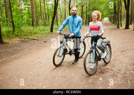 Rilassarsi sulle biciclette Foto Stock