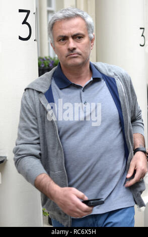 Ex Chelsea football manager Jose Mourinho di lasciare la sua casa nel centro di Londra. Ci è la speculazione che egli avrà un lavoro di manager con il Manchester United FC con: Jose Mourinho dove: Londra, Regno Unito quando: 22 maggio 2016 Credit: Steve Finn/WENN Foto Stock