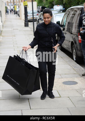 Ex Chelsea football manager Jose Mourinho di lasciare la sua casa nel centro di Londra. Ci è la speculazione che egli avrà un lavoro di manager con il Manchester United FC con: Jose Mourinho dove: Londra, Regno Unito quando: 22 maggio 2016 Credit: Steve Finn/WENN Foto Stock