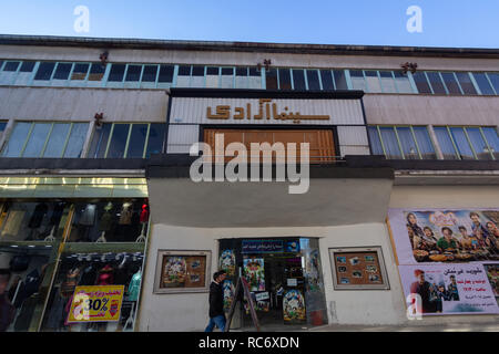 La vista esterna del Cinema Azadi edificio, Khayyam street, West Azerbaijan provincia, Urmia, Iran Foto Stock