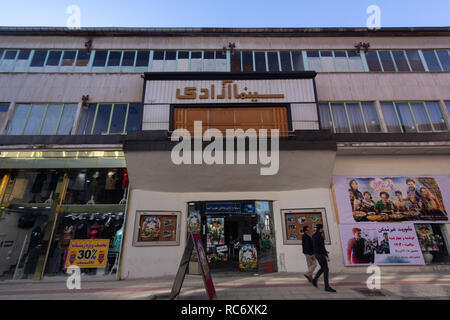 La vista esterna del Cinema Azadi edificio, Khayyam street, West Azerbaijan provincia, Urmia, Iran Foto Stock