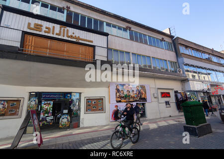 La vista esterna del Cinema Azadi edificio, Khayyam street, West Azerbaijan provincia, Urmia, Iran Foto Stock