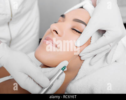 Ritagliato donna faccia arrivare lifting , procedura di pelle di sollevamento Foto Stock