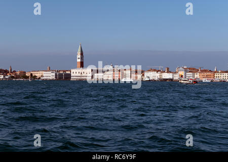 Vista della Riva degli Schiavoni a Venezia, Italia, città con il vecchio edificio, monumento, canale d'acqua. Viaggi e paesaggio urbano italiano in Venezia, Italia wi Foto Stock