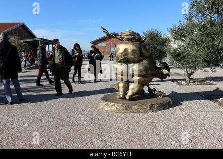 Una statua realizzata dall'artista cinese Xu Hongfei esposti nel nord del porto greco città di Salonicco, tra il 17 e 24 dicembre, 2018. Foto Stock