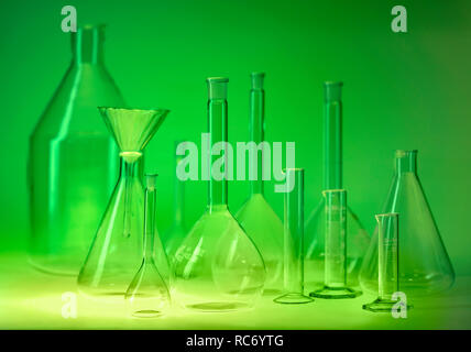 Varietà della vetreria da laboratorio in un ambiente verde Foto Stock