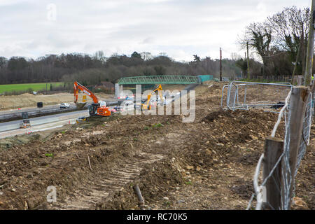 Nuovo ponte pedonale in costruzione rispetto a M20 nel Kent, vicino a Ashford. Foto Stock