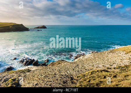 Una vista su scherzo Porth Beach Polly scherzo verso la piccola isola rocciosa chiamata il pulcino off Kelsey testa sulla North Cornwall coast in England Regno Unito. Foto Stock