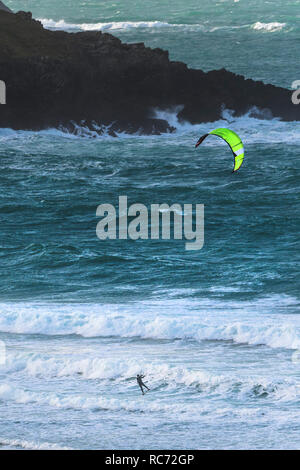 Un lone kiteboarder kitesurf nel mare agitato a Crantock Bach in Newquay Cornwall. Foto Stock