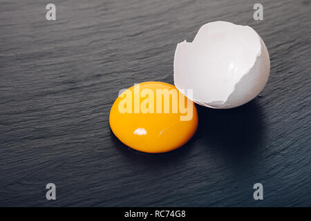 Pollo tuorlo d'uovo closeup nero su sfondo di pietra Foto Stock