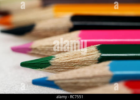 Matite colorate disposte in una fila Foto Stock