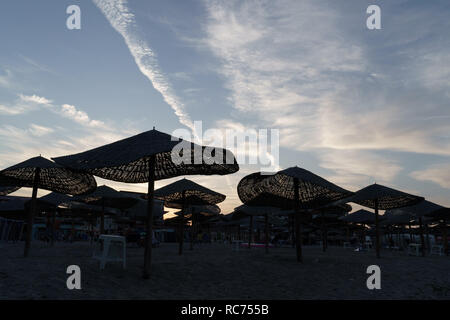 Eleganti ombrelloni sulla spiaggia Foto Stock