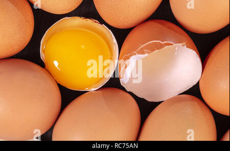 Rotto e il pollo intero uova, alimenti sfondo Foto Stock