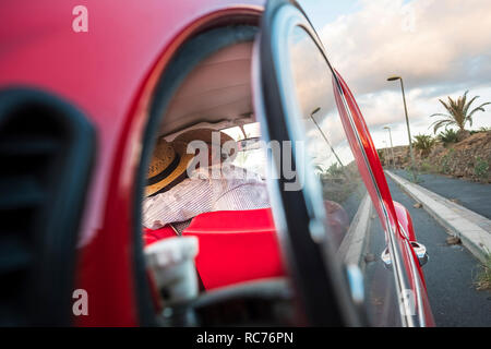 Amore kiss catturata da un vetro auto. Due senior l uomo e la donna baciare con amore e celebrare una vita insieme per sempre. viaggi e vacanze. persone enj Foto Stock