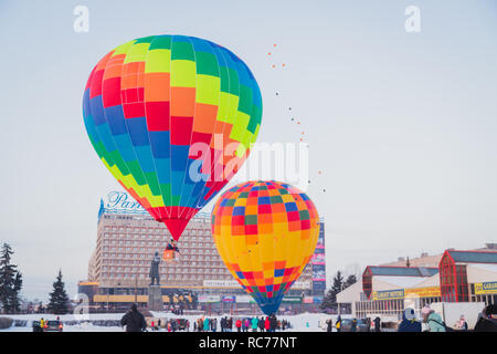 NIZHNY Novgorod, Russia - 24 febbraio 2018. Mass-start sul festival di aria calda ballons Foto Stock