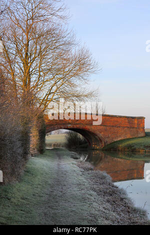 Ponte sul canale di Oxford a Marston dole in Oxfordshire Inghilterra in inverno Foto Stock