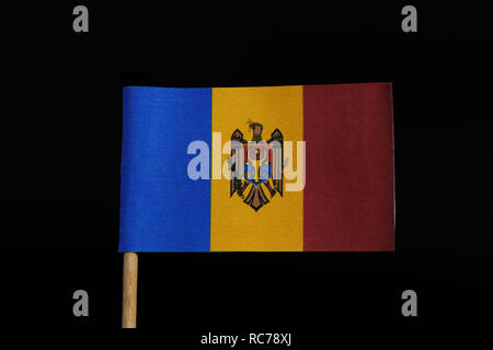 Un ufficiale e unica bandiera della Moldavia su stuzzicadenti su sfondo nero. A tre colori verticale blu, giallo e rosso. In giallo in centro c'è c Foto Stock