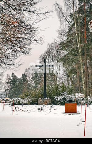 Porvoo, Finlandia - 25 dicembre 2018: il vecchio cimitero comunale grave cortile con la grande croce metallica in inverno la neve. Foto Stock