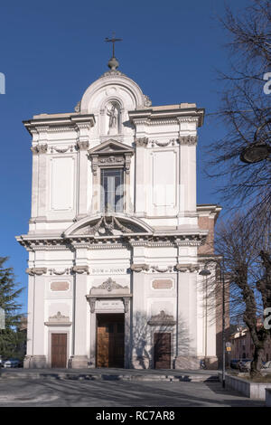 Vista della facciata di San Giovanni Battista chiesa parrocchiale, girato in condizioni di intensa luce invernale a Robecco sul Naviglio, Milano, Lombardia, Italia Foto Stock