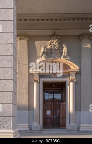 Particolare del portale monumentale alla chiesa di san Giorgio, girato in condizioni di intensa luce invernale a Bernate Ticino, Milano, Lombardia, Italia Foto Stock