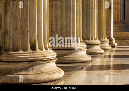 Classici pilastri in marmo dettaglio sulla facciata della Accademia Nazionale di Atene, Grecia Foto Stock