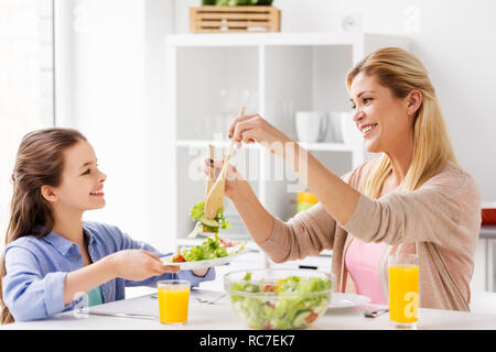 La famiglia felice insalata mangiare a casa cucina Foto Stock